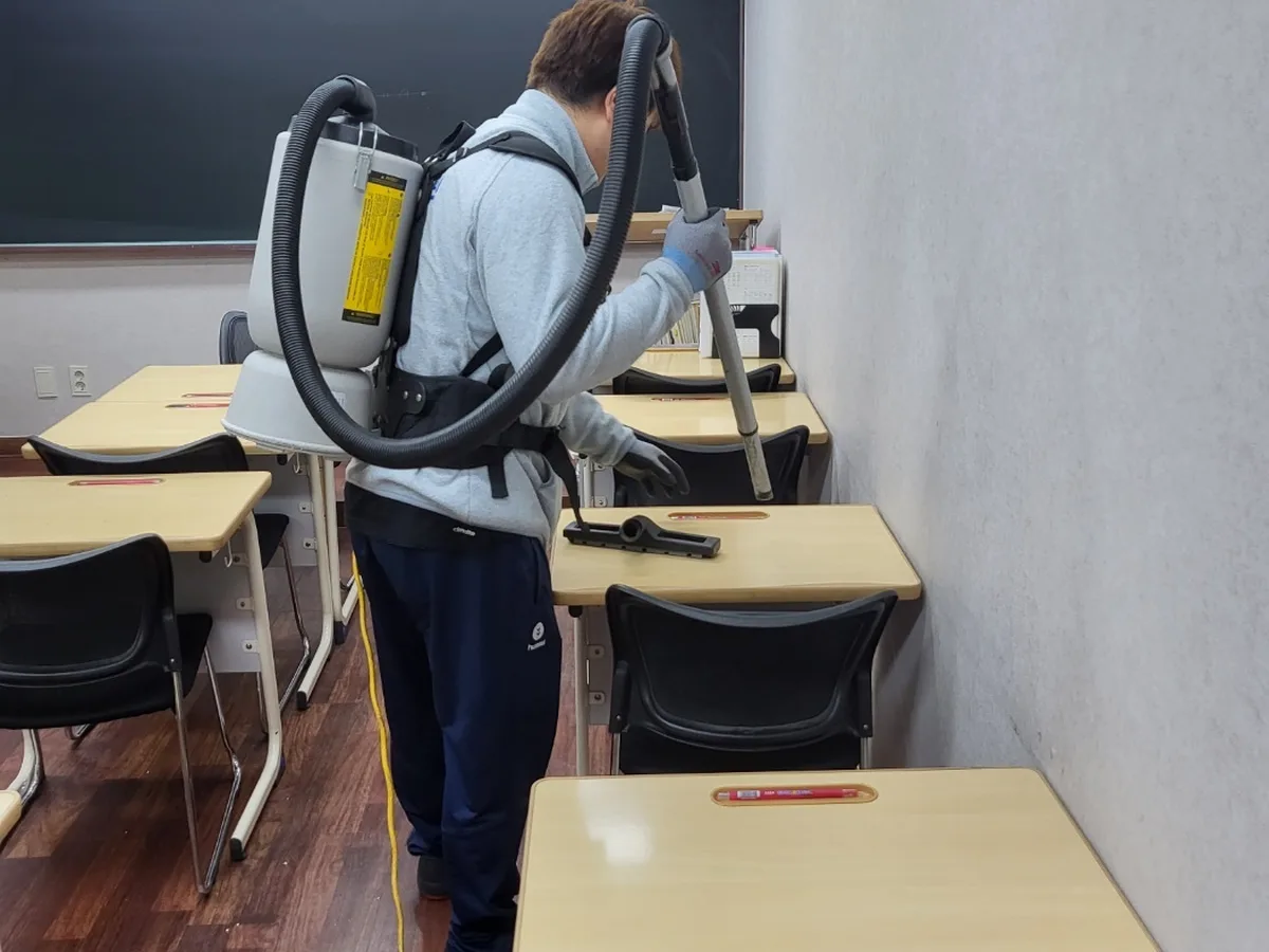 양양군 현남면 학교 현관·중앙홀 바닥 위생청소 사례 - 행진크린