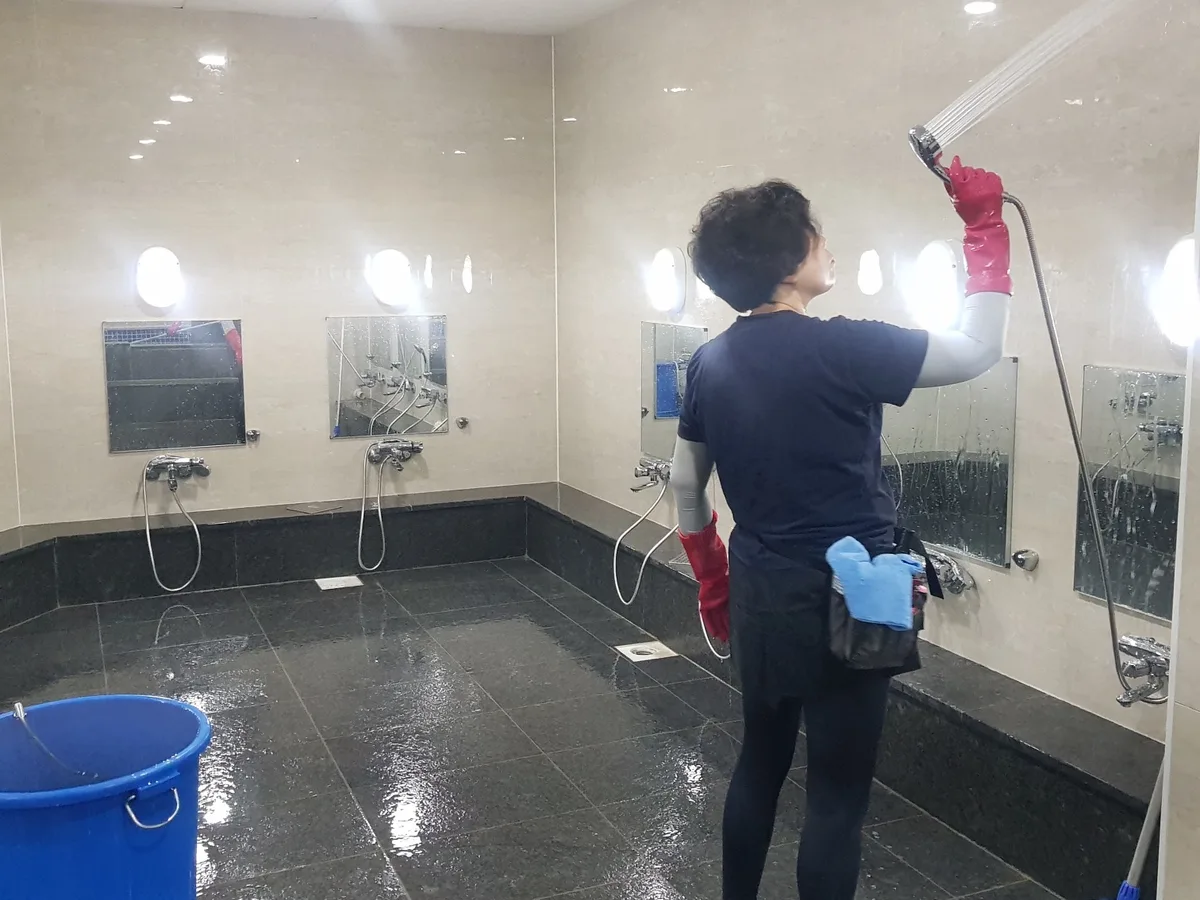 원주시 신림면 목욕탕 탈의실·파우더룸 바닥 위생청소 사례 - 행진크린