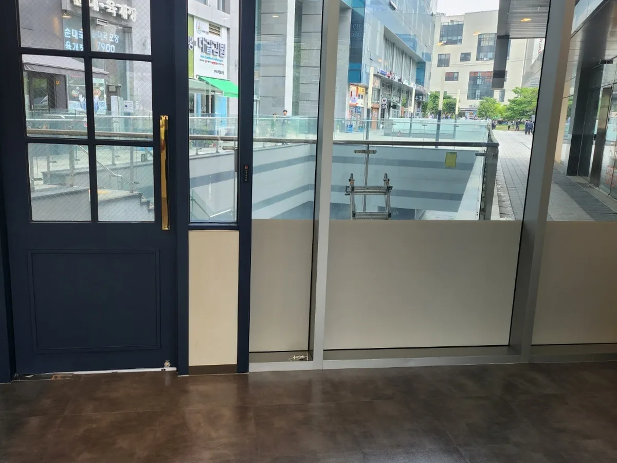 철원군 동송읍 현장 출입문·프레임 바닥 위생청소 사례 - 행진크린